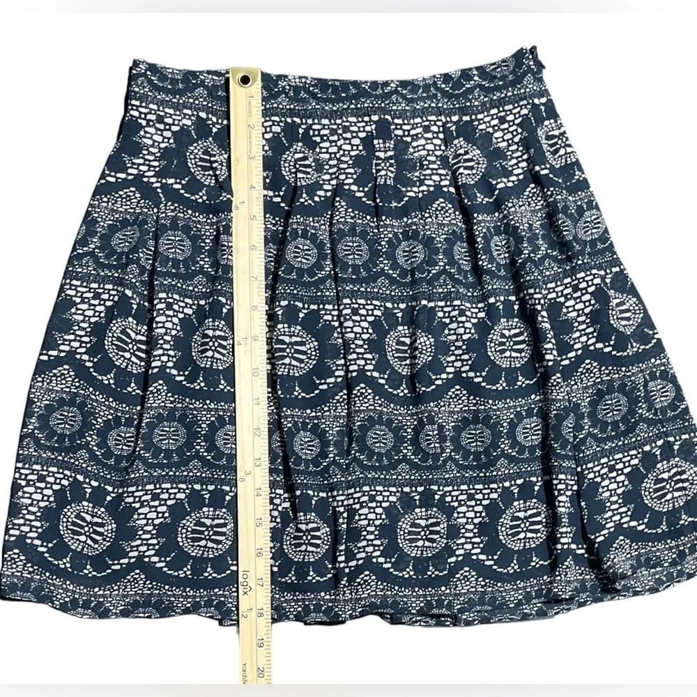 Women’s Gap Skirt Dark Blue and Cream Flower Lace Print Lined Pleated Size 1